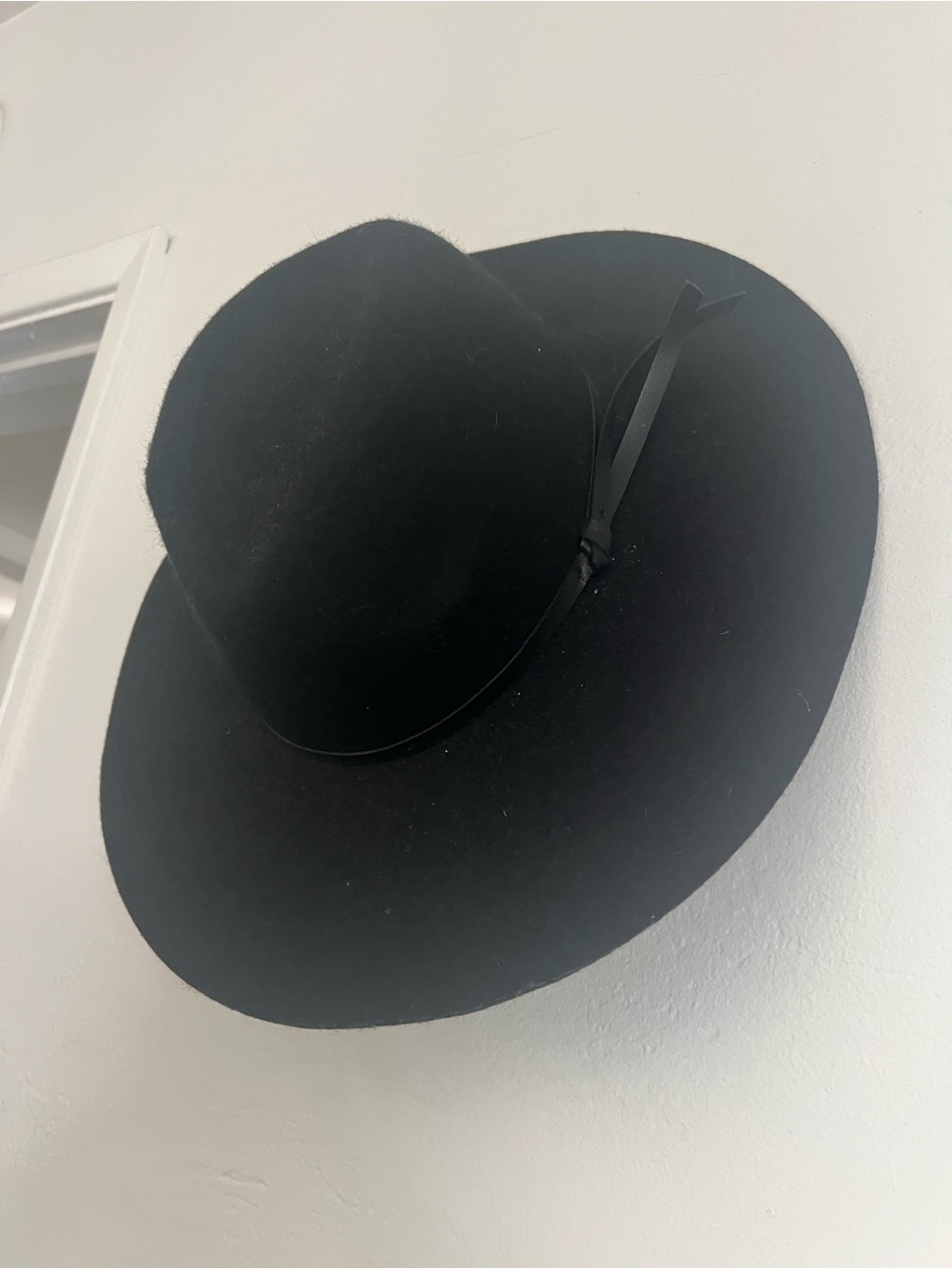 Men's Black Felt Wide-Brim Hat - Classic Fedora Style